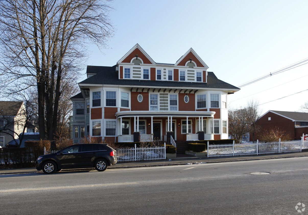 Building Photo - 405 Main St