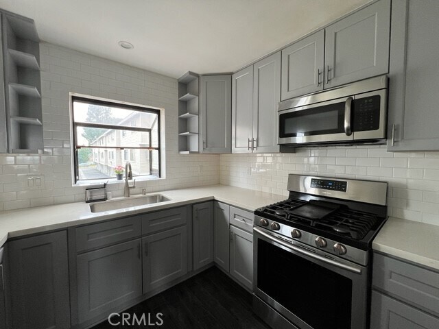 Foto del edificio - 8338 Woodley Pl