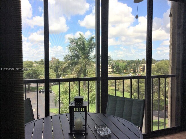 Foto del edificio - 16300 Golf Club Rd