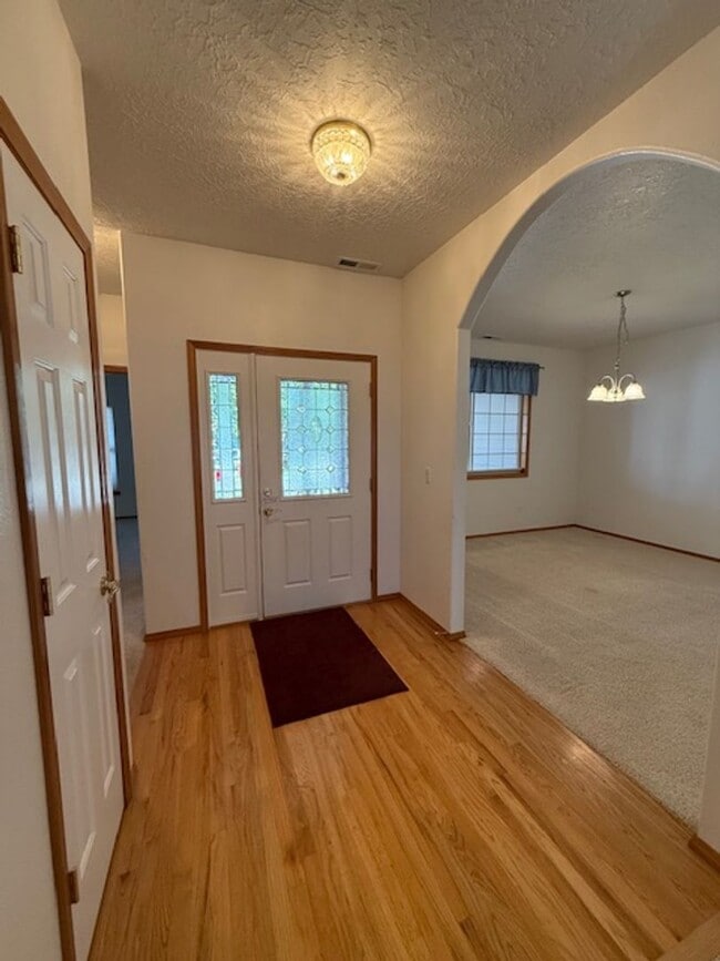 Building Photo - 4-bedroom 2.5 Bath McMinnville OR 97128