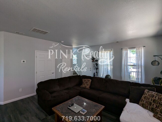 Foto del edificio - 3 Bedroom Townhome with Fenced Back Yard!