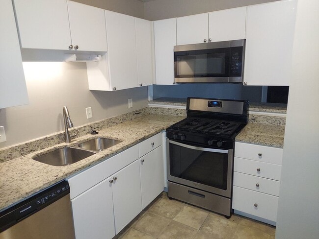 Building Photo - 2 Bed / 1 Bath Townhome