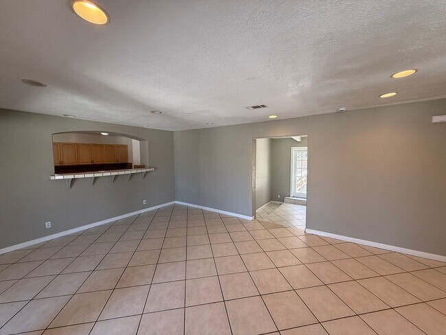 Foto del edificio - Huge 7 bed 3 bath house on Adobe