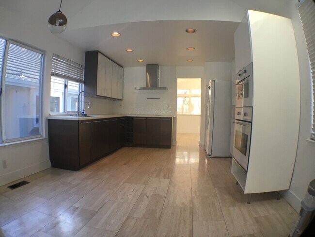 Building Photo - Gated Community at Canyon Lakes