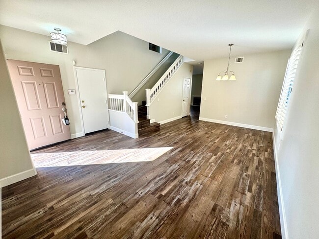 Foto del edificio - Beautiful 4 bedroom home plus office/den in the heart of Aliso Viejo