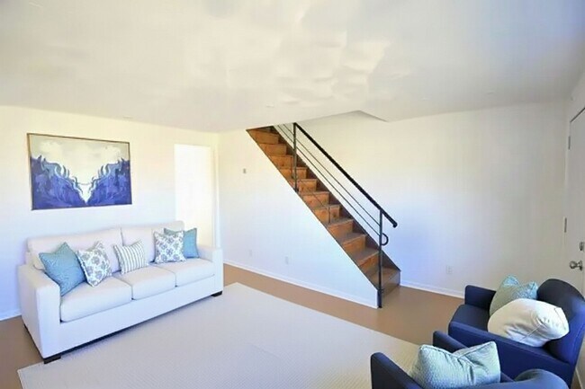 Building Photo - 3 Bedroom - 1 Bathroom Row Home in a Beautiful Neighborhood
