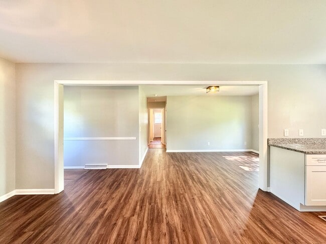 Building Photo - 3 Bedroom with Beautiful Updates Throughout