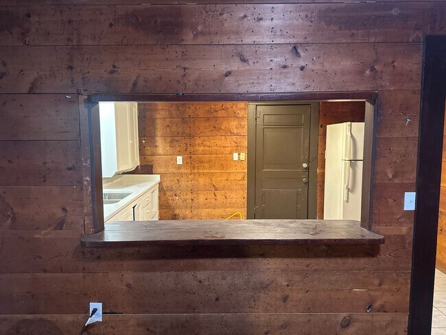 Foto del edificio - 2 BED 1 BATH; new HVAC! NEW CARPET!