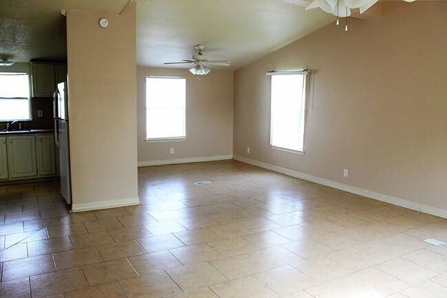 Foto del edificio - Spacious 4 bedroom mobile home ready for a...