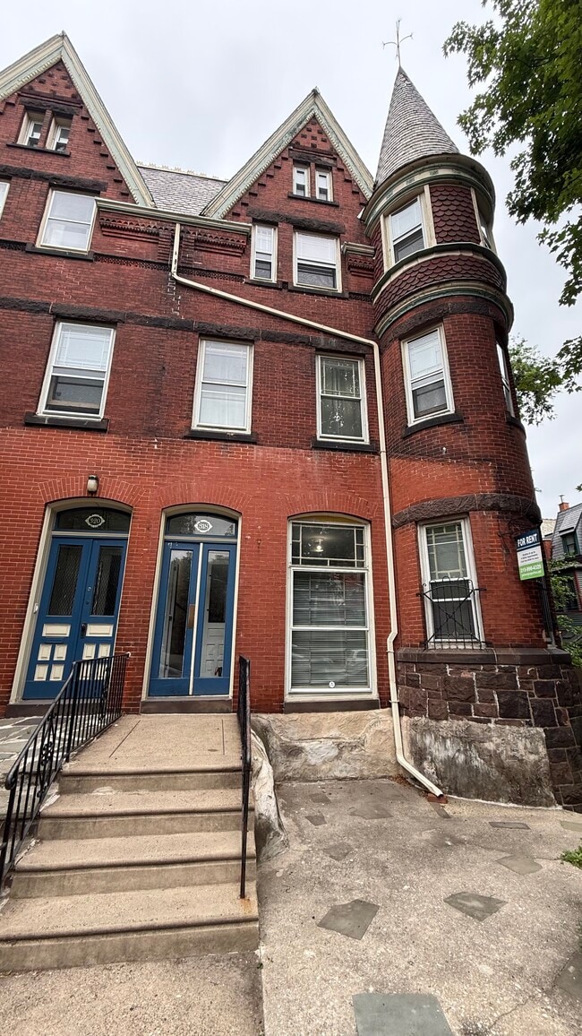Building Photo - 318 S 42nd St