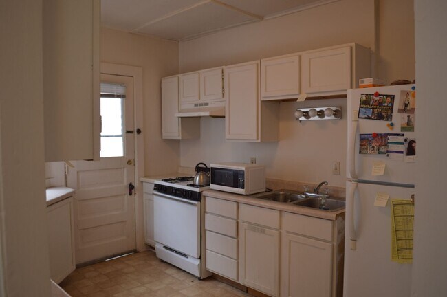 Foto del edificio - Beautiful 5BD/1BA home across from Lake Me...