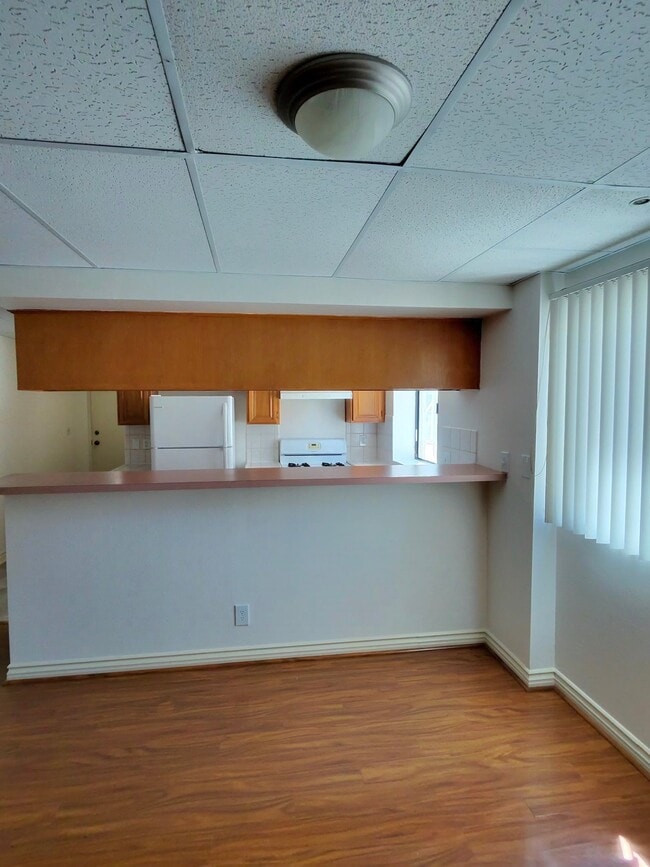 Building Photo - 121 S Swall Dr