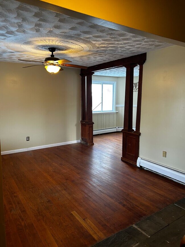 Foto del edificio - Welcome To This Charming 3-Bedroom, 1-Bathroom Home Located in the Heart of Carbondale, PA.