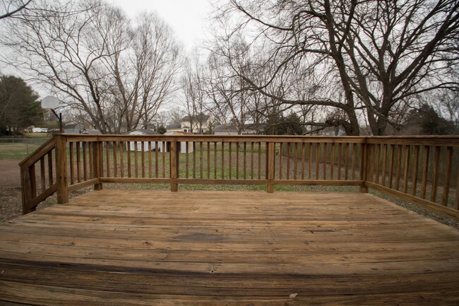Building Photo - 538 Riverview Dr