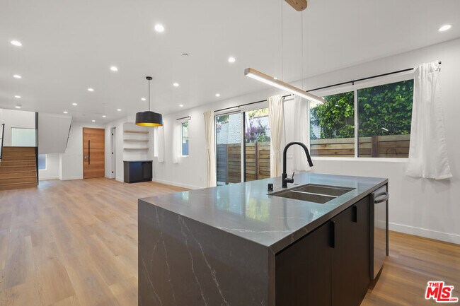 Foto del edificio - 833 N McCadden Pl