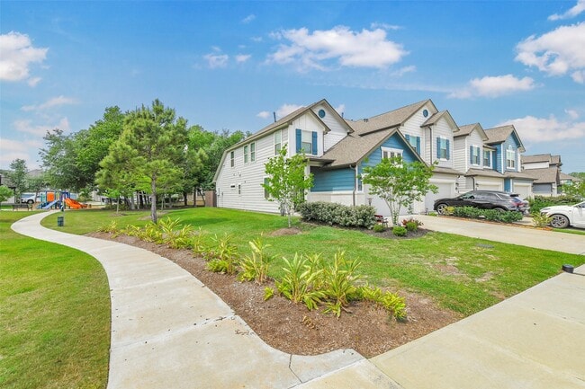 Building Photo - 5526 Hyde Park Dr