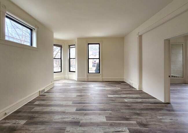 Foto del edificio - Newly Rehabbed and Spacious Oak Park 2 bed...