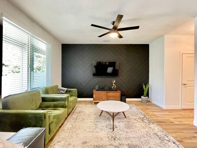 Building Photo - Beautiful Townhome at Pages Hollow!
