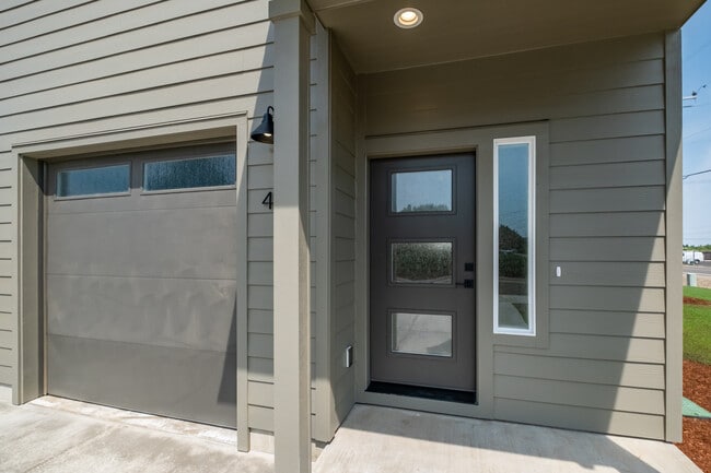 Building Photo - 400 Wagon Wheel Dr