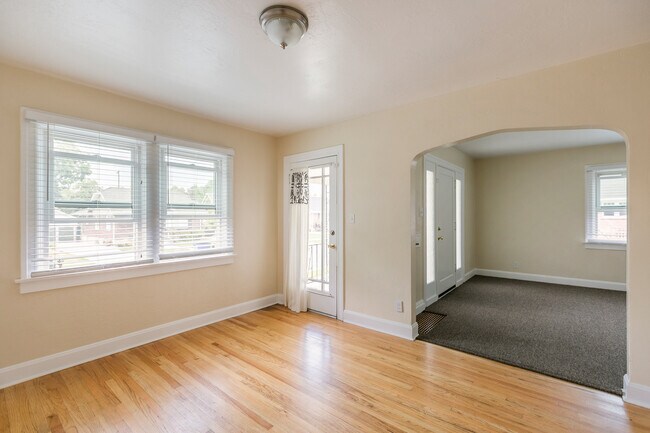 Dining Room - 1044 E Roosevelt Ave