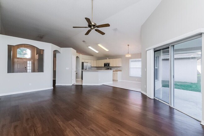 Foto del edificio - 1541 Scotch Pine Dr