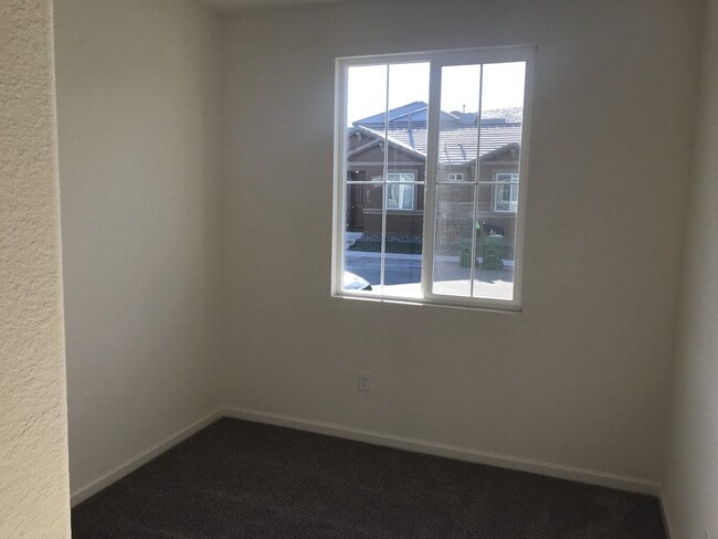 Building Photo - Beautiful Newly Built 3 Bedroom Home in Sp...