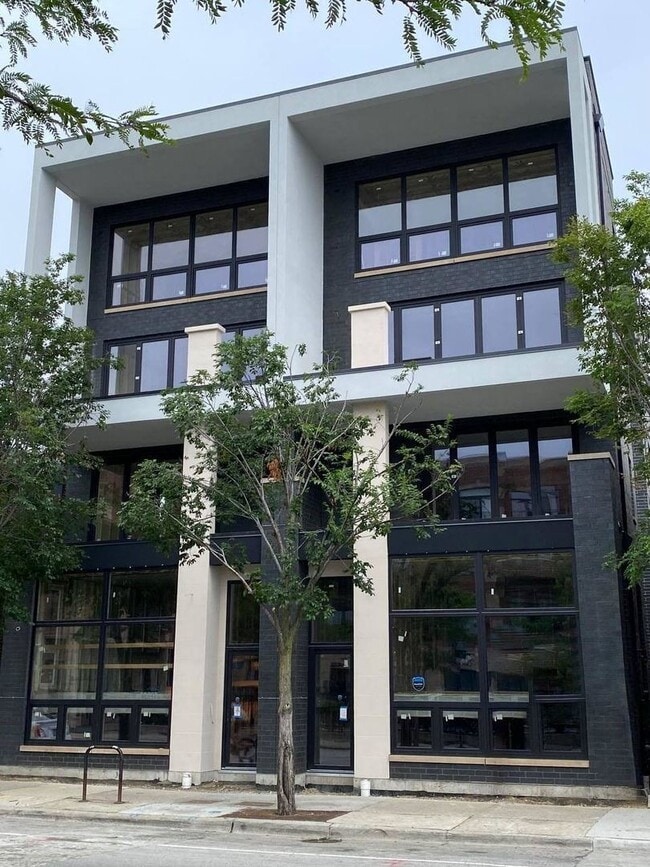 Building Photo - 4647 N Clark St