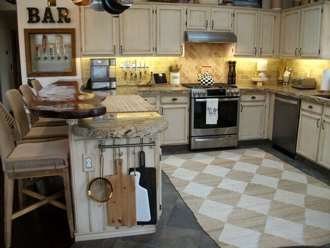 Building Photo - Beautiful 3 bedroom, 2-1/2 bath home in Sp...