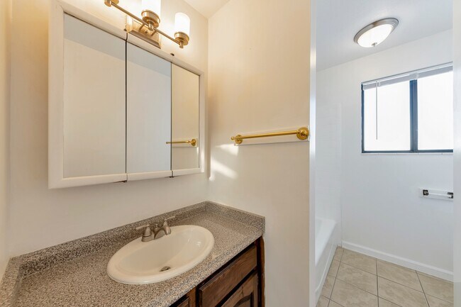 Foto del edificio - Enormous 4 Bed / 3 Bath Pet Friendly Home ...