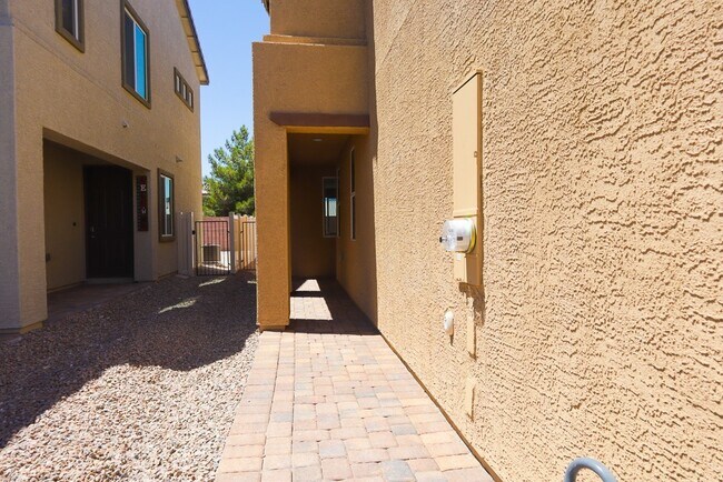 Foto del edificio - Brand New Gated 4-Bed, 3-Bath Townhome wit...
