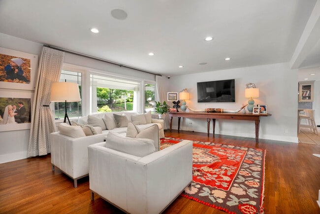 Building Photo - 802 N Park Ave