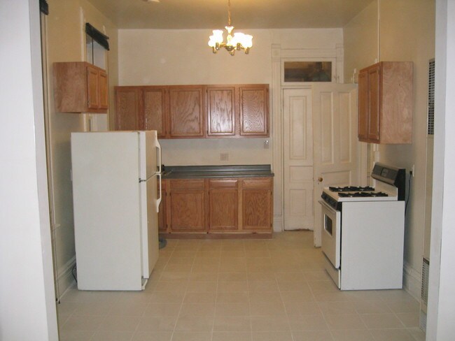 Cocina con azulejos para comer - 1507 N Elston Ave
