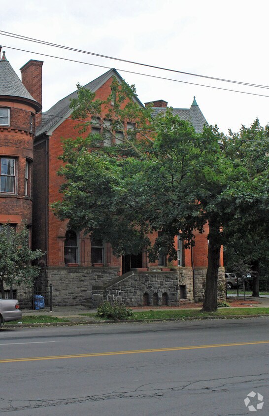 Building Photo - 1319 Genesee St
