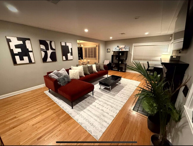 Building Photo - 404 S Beachwood Dr