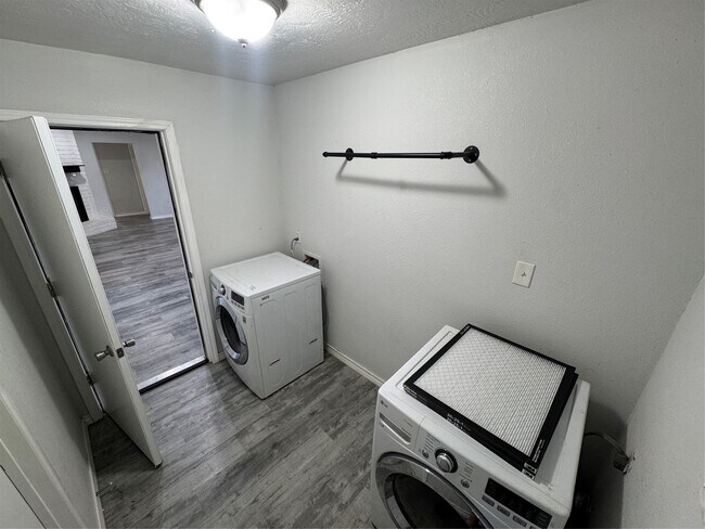 Foto del edificio - 3227 Fernrock Dr