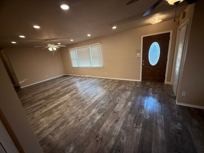 Foto del edificio - 722 W Park Ave