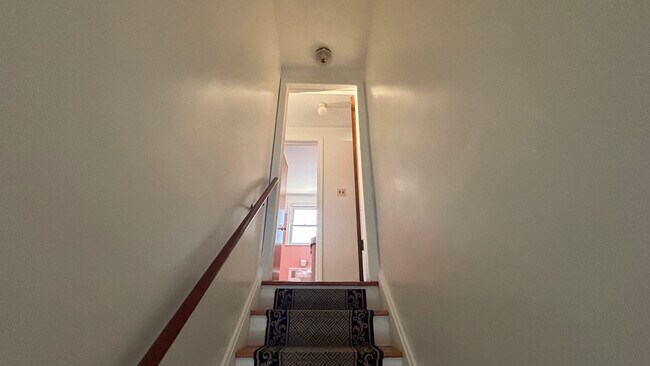 Front door entrance - 870 Louisa St