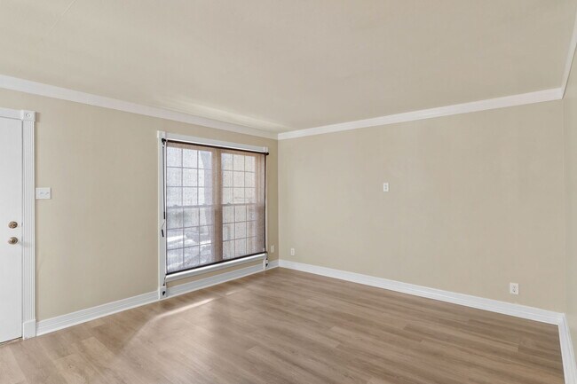 Foto del edificio - 8702 Village Dr