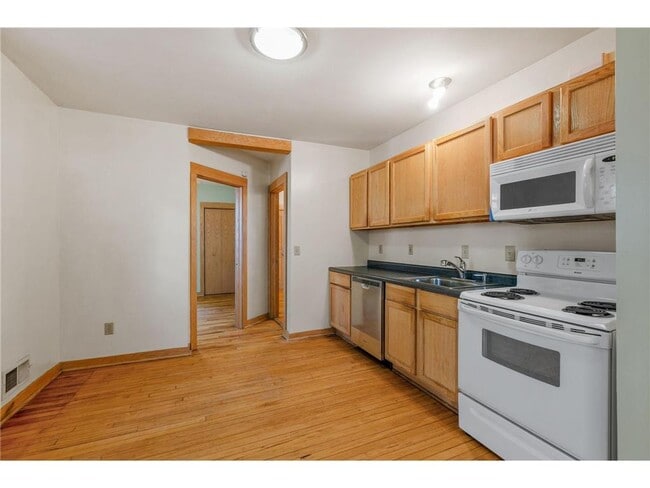 Building Photo - 1815 Clinton Ave