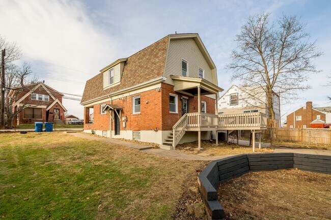 Foto del edificio - Start the New Year in a new home! This FULLY RENOVATED 3-bedroom in Penn Hills is ready and waiti...