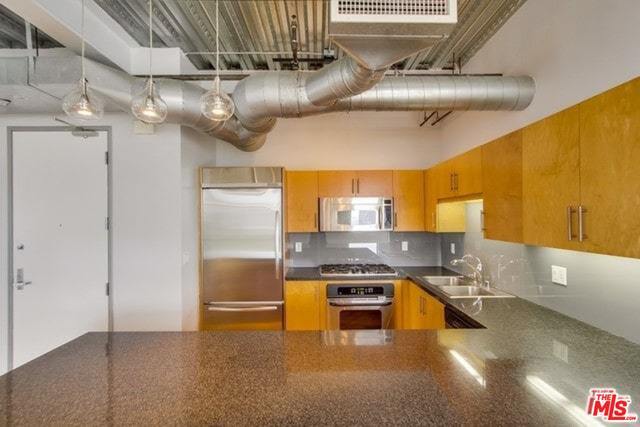 Foto del edificio - 330 W 11th St