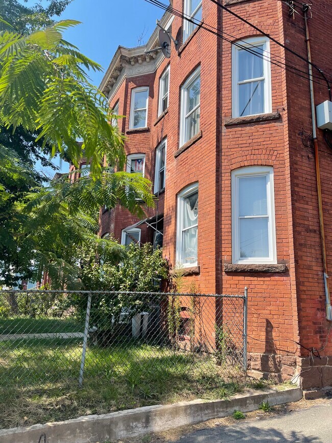 166 Bond St Unit 3rd Fl., Hartford, CT 06114 Apartments 166 Bond St