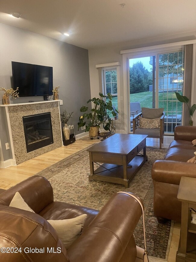 Building Photo - 803 Valley Pointe Dr