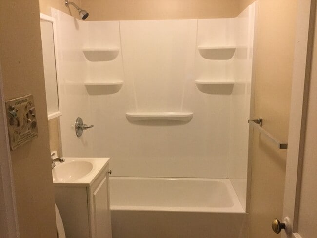 Building Photo - Cute & clean 3 Bedroom/1 Bath House