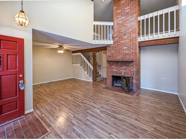Building Photo - Two Story 3 bedroom +Loft townhome with a ...