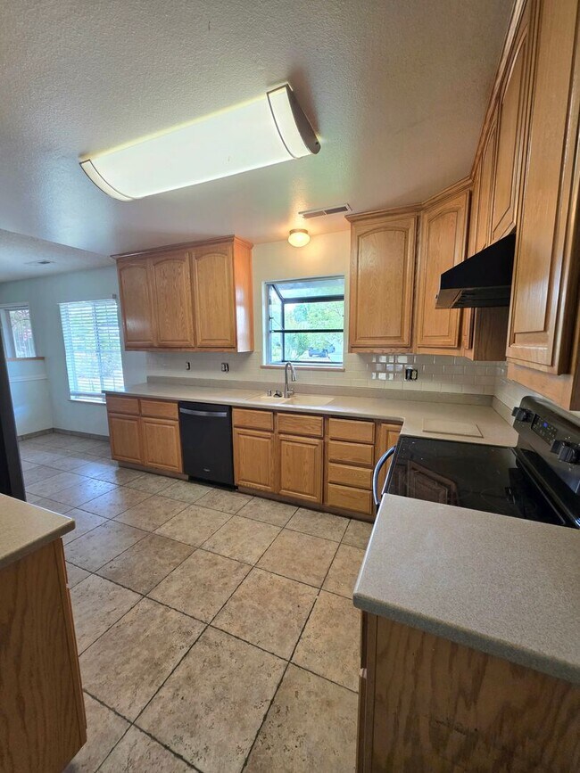 Foto del edificio - 4BR/3BA with PRIVATE IN-LAW SUITE / SECOND LIVING SET-UP