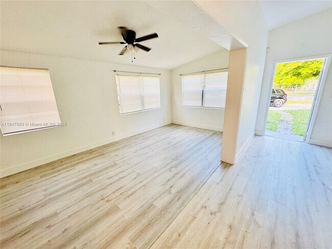 Building Photo - 1557 NW 15th Ave