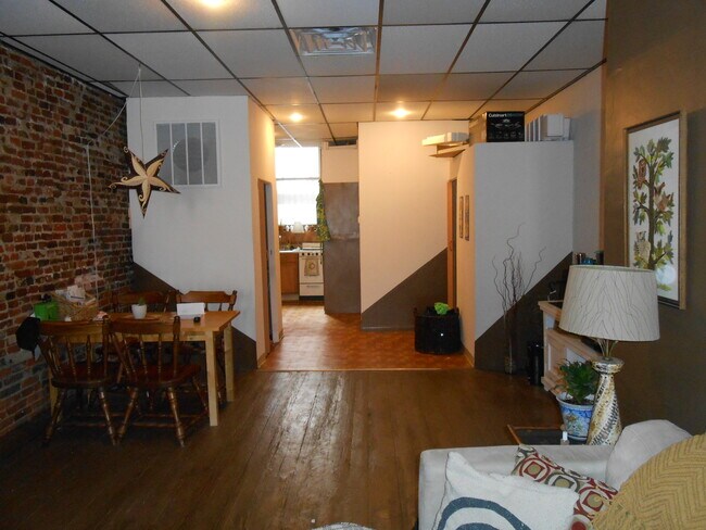Building Photo - 108 Market St