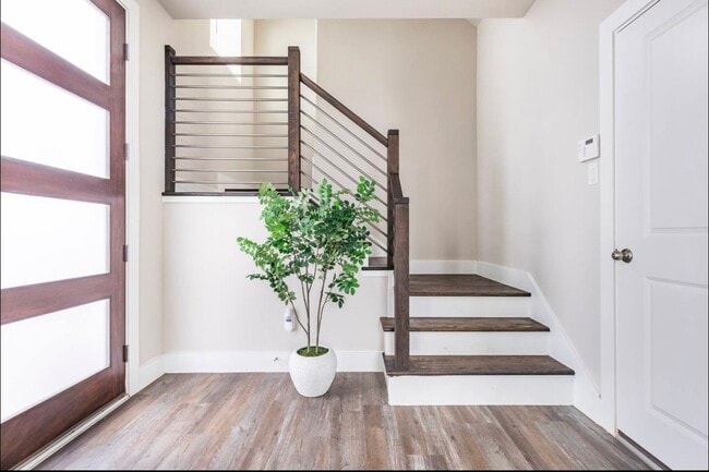 Building Photo - 1740 Cove Cres Ct