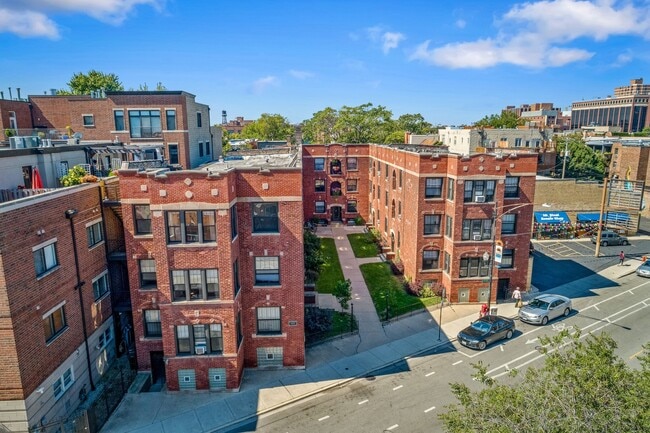 Building Photo - 2862 N Clark St